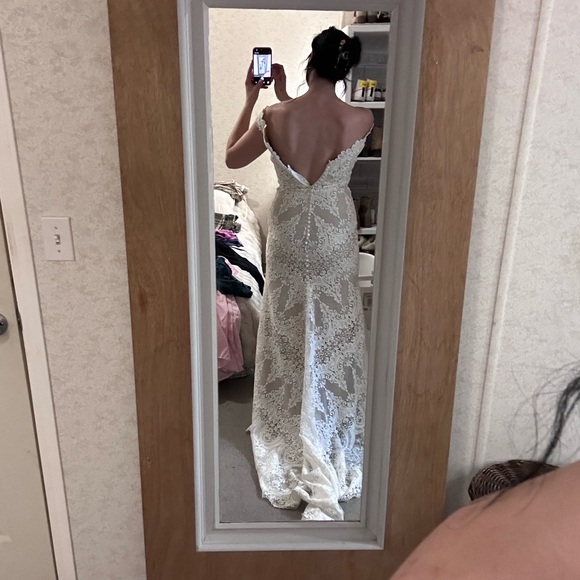 Elegant White Lace Wedding Dress - Picture 4 of 7